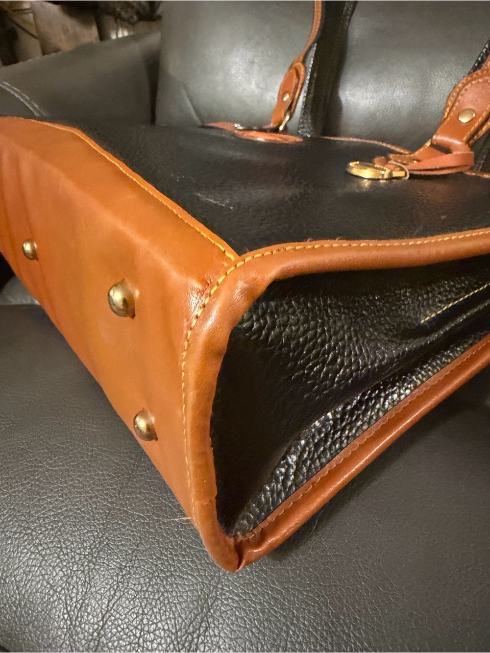 Vintage Dooney & Bourke Black and Tan Pebbled Leather Shoulder Tote - Picture 6 of 15